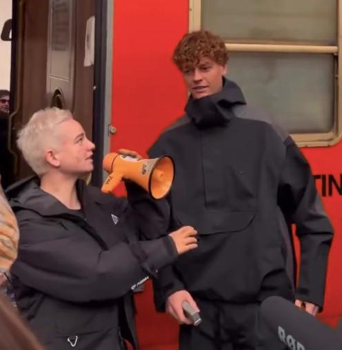 新工作，辛纳现身意大利火车站为列车检票